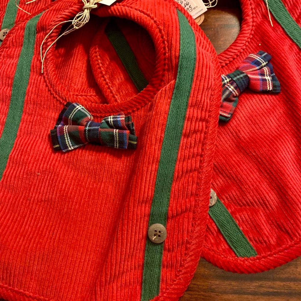 Spread Holiday Cheer w/ this cute red baby bib!